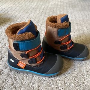 See Kai Run Gilman Waterproof
Insulated Boots in Brown Blue Colorway